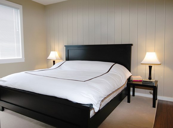 Modern bedroom with queen size bed | Featured image for EasyCraft Easy VJ 150 wall panels.